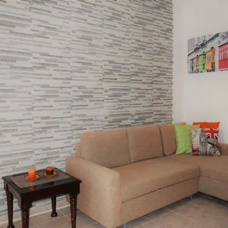 Cozy 2x Bedroom In Heart Of Apartment *